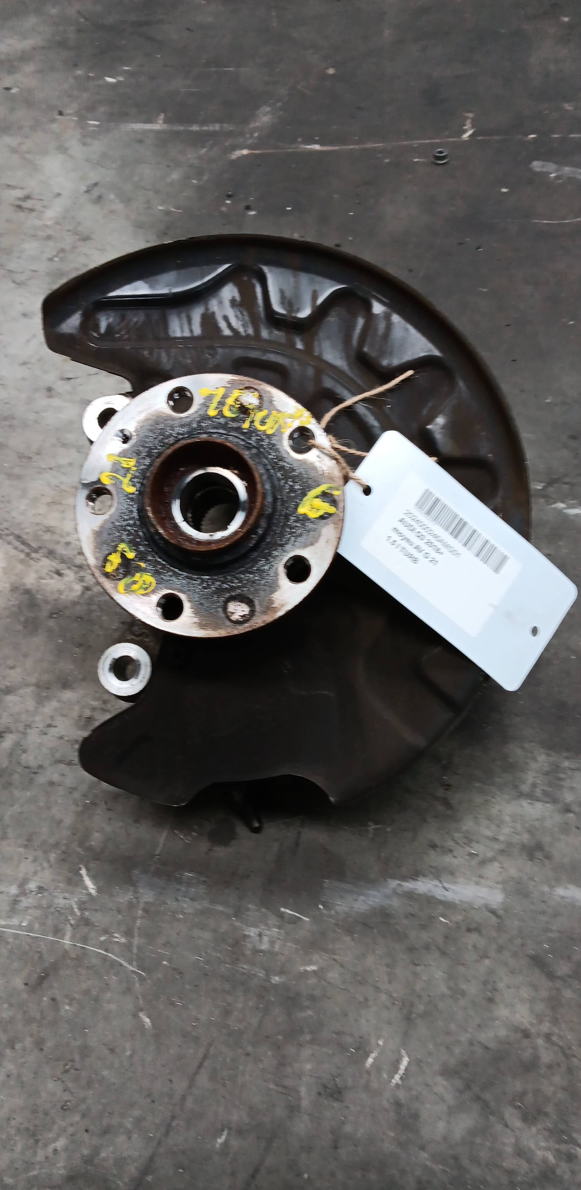 Fusee links voor Audi Q3