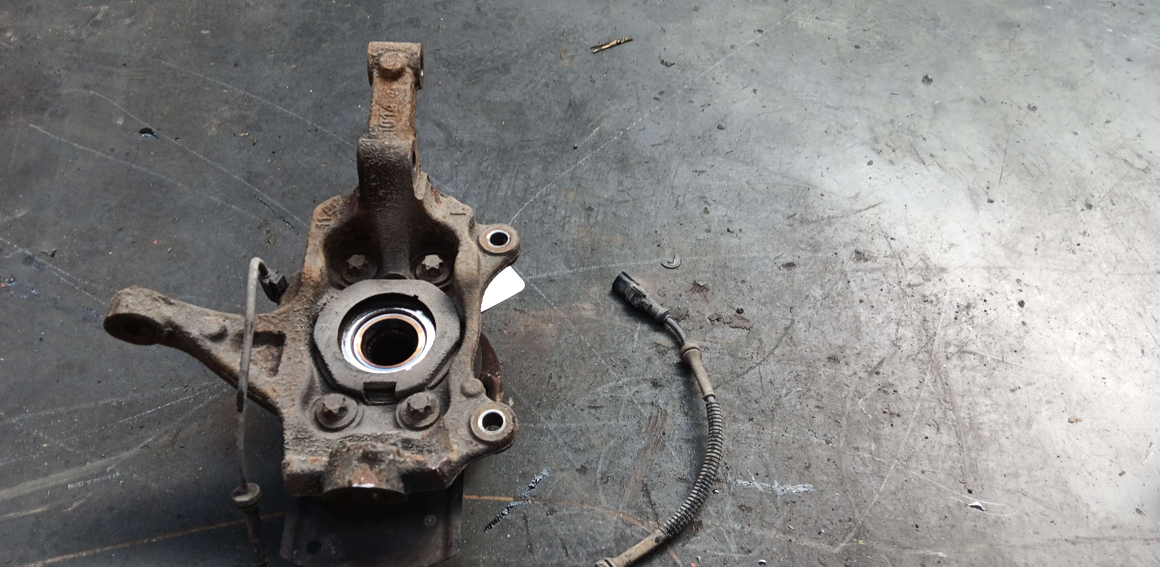 Fusee links voor Renault Trafic