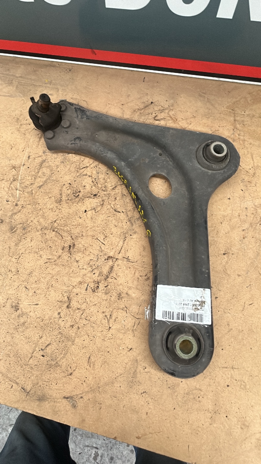 Draagarm links voor Peugeot 2008