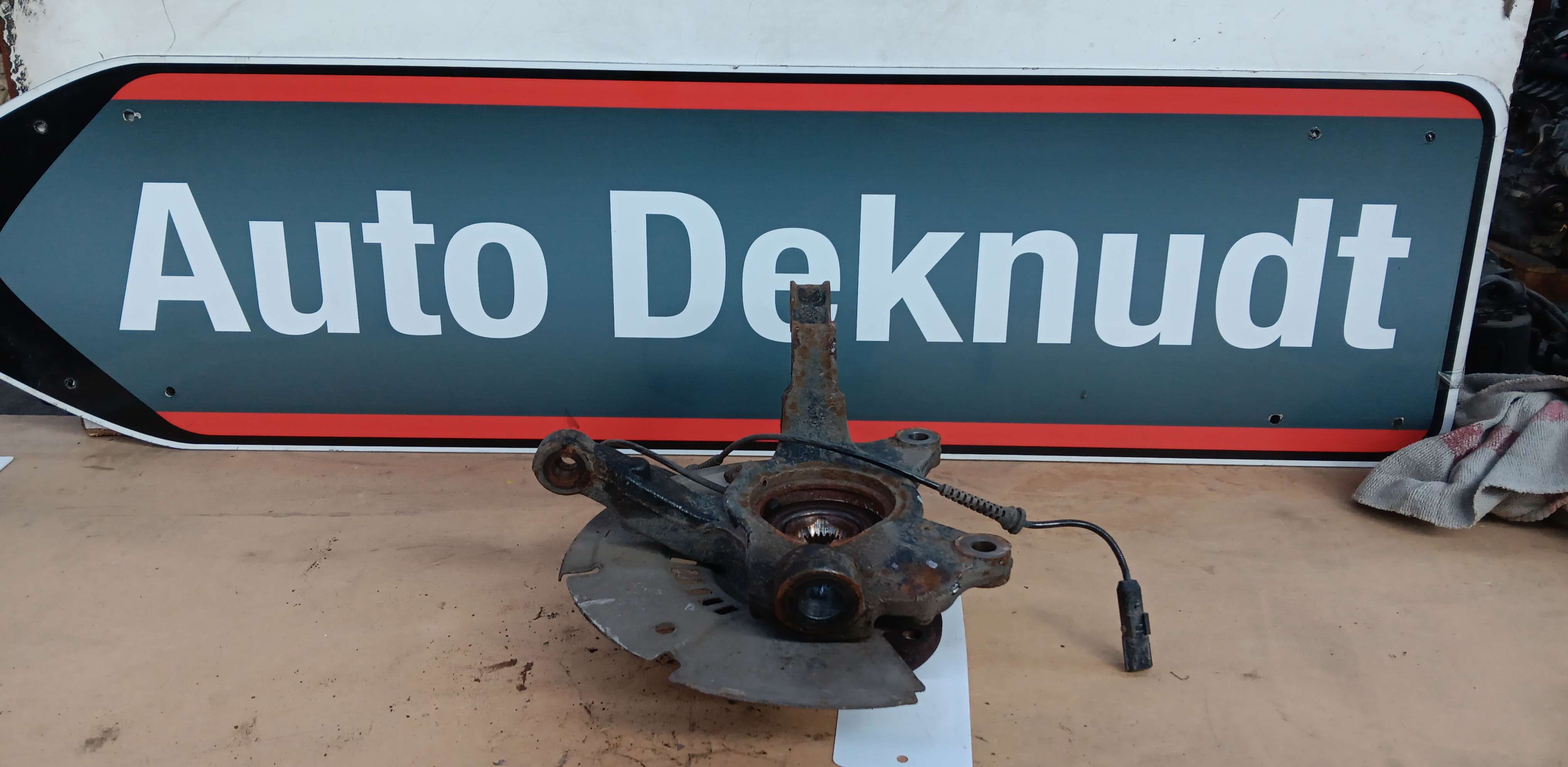 Fusee links voor Nissan JUKE