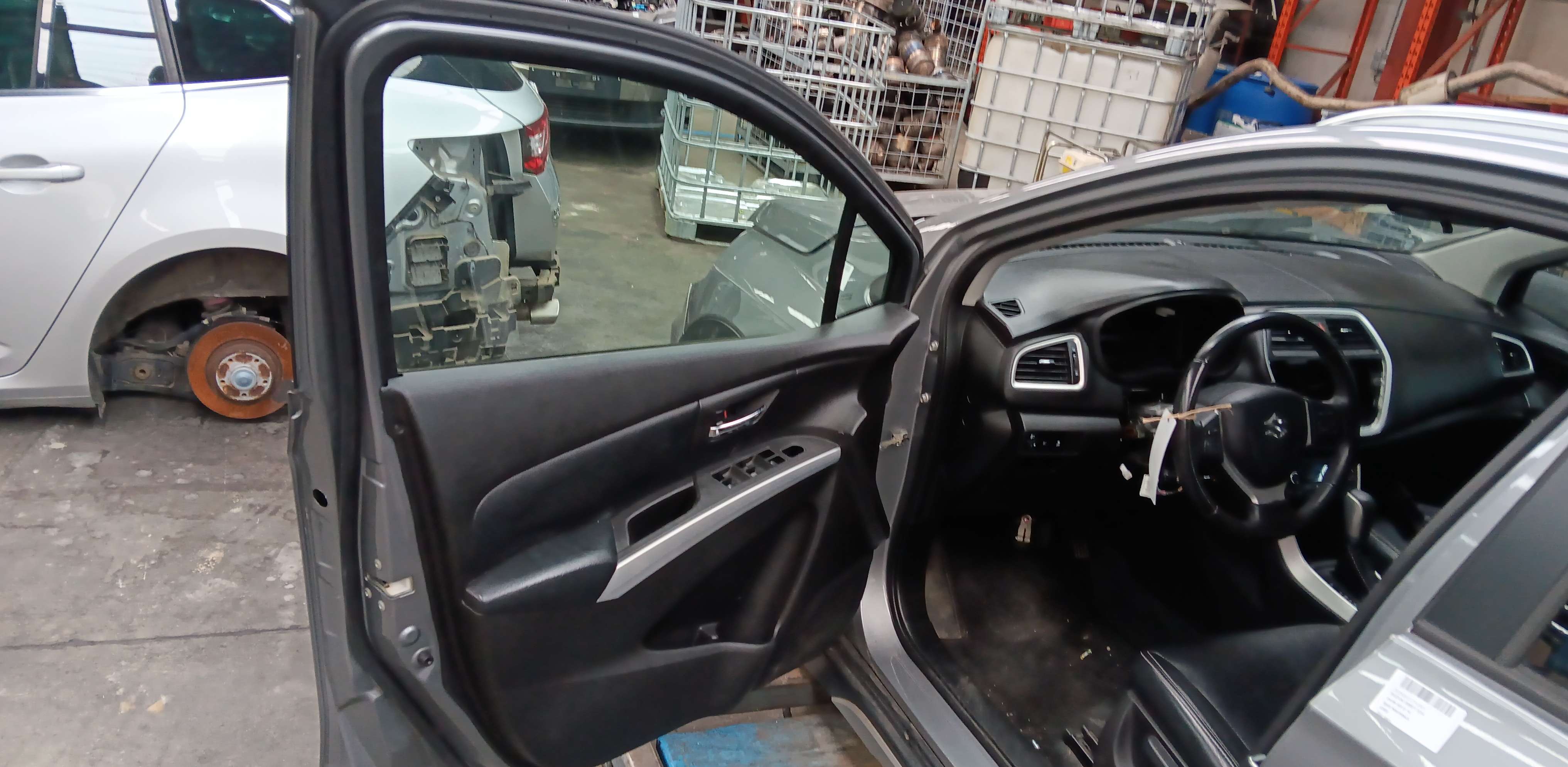 Deur links voor Suzuki SX4 Deur links voor Suzuki SX4