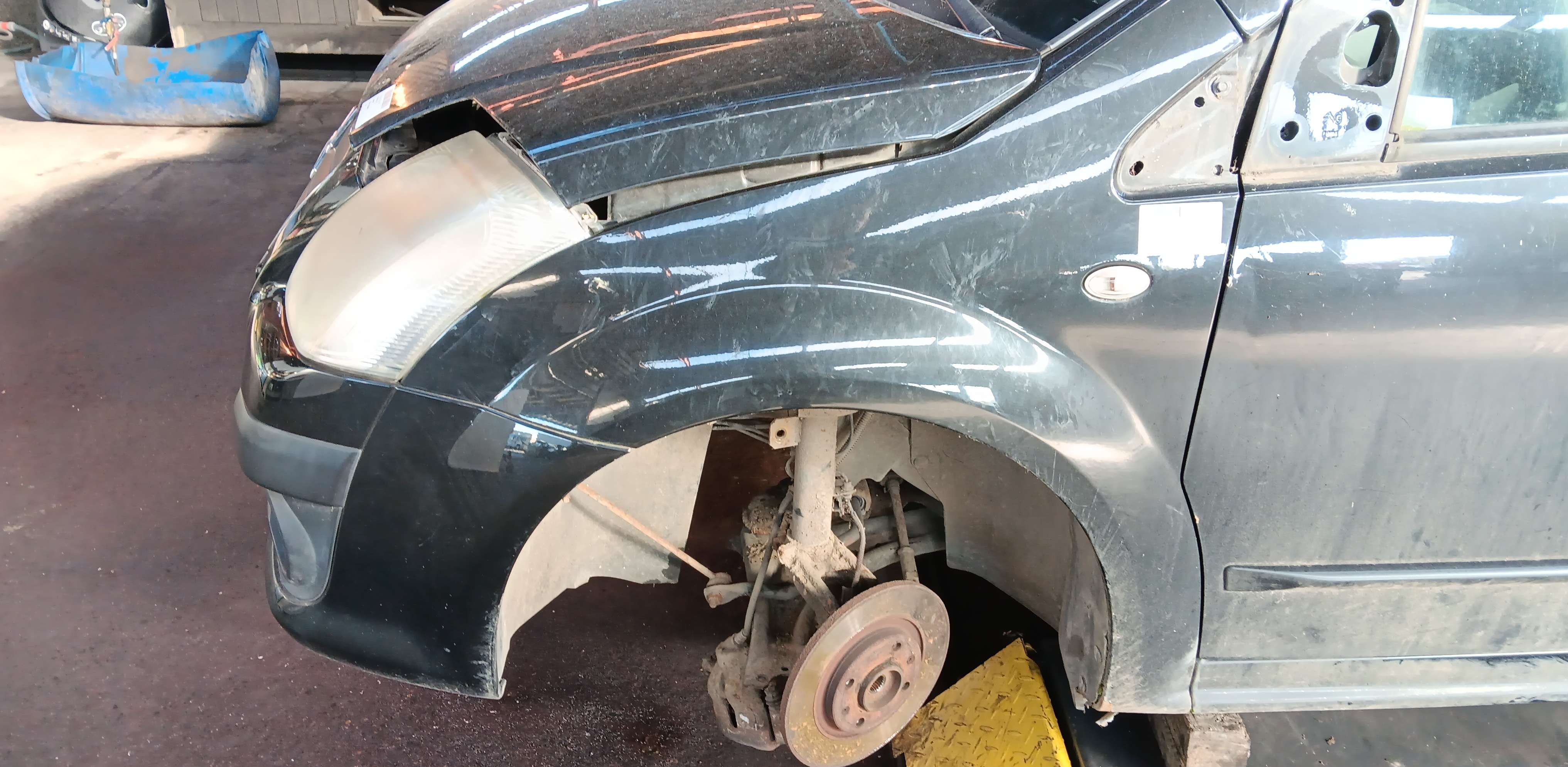 aile avant gauche Citroen C2