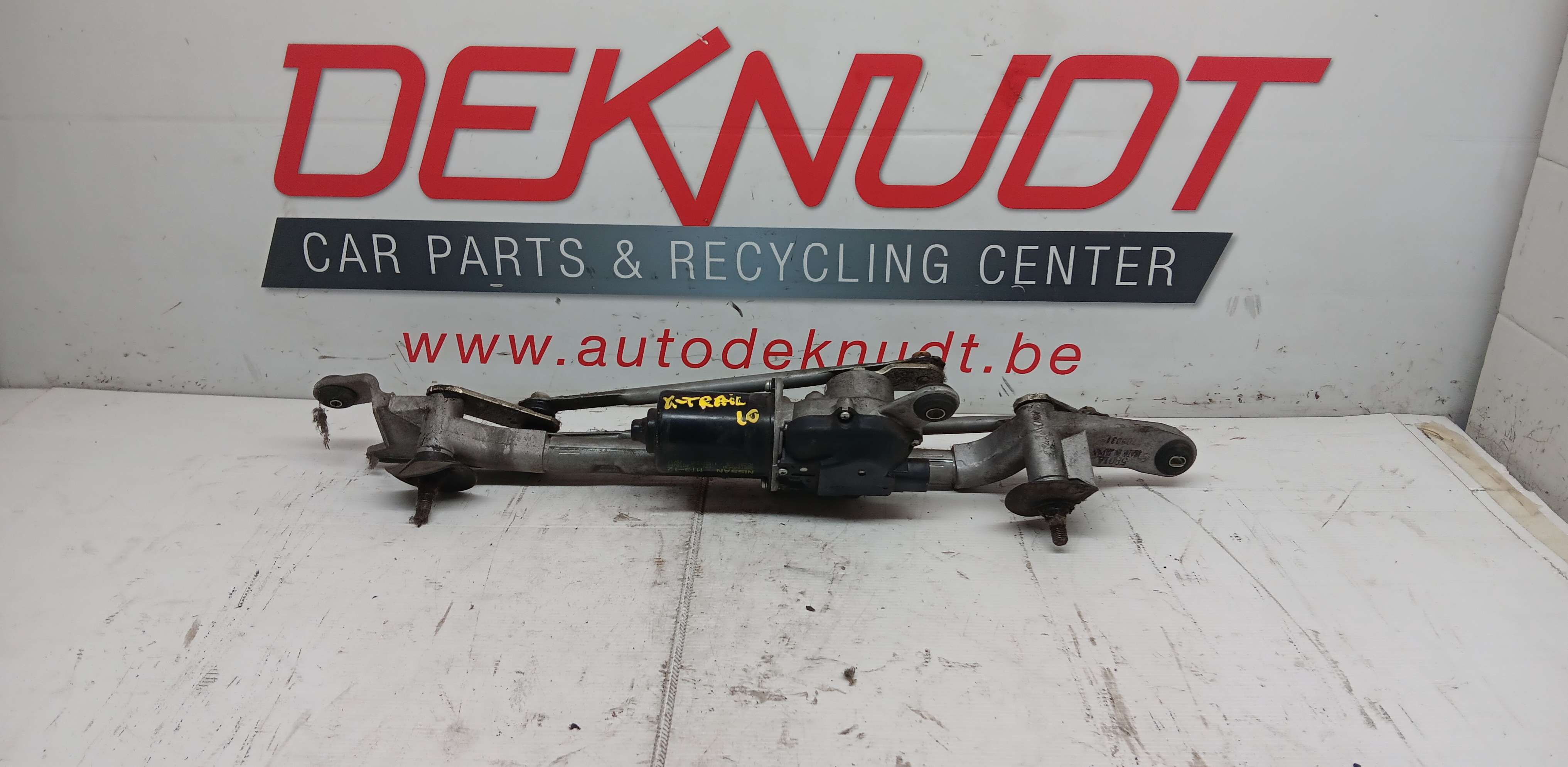 moteur essui glace avant Nissan X-Trail