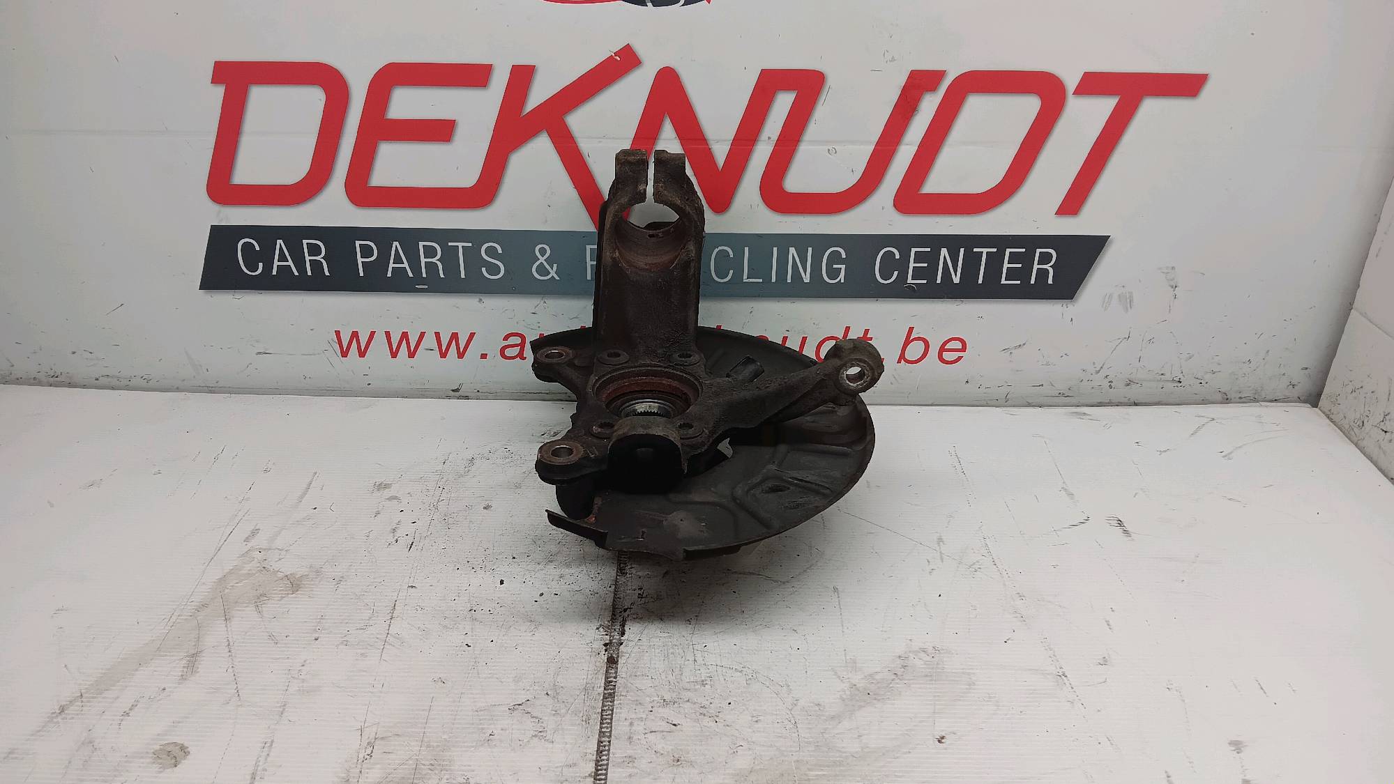 Fusee rechts voor Vw CADDY 2015 - 20 (2k)