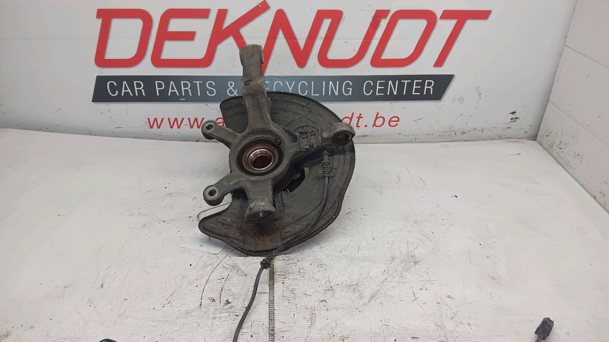 Fusee rechts voor Mercedes-Benz A 176 2012 - 15