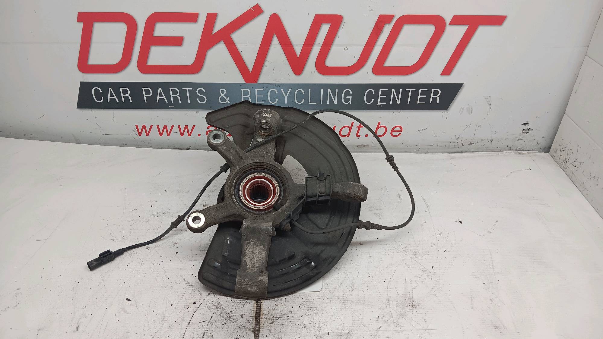 Fusee links voor Mercedes-Benz A 176 2012 - 15