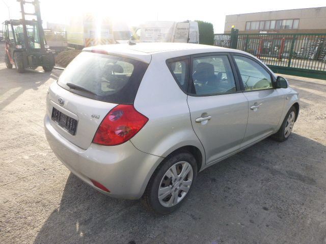 pare choc arrière Kia CEE D I 2006 - 12