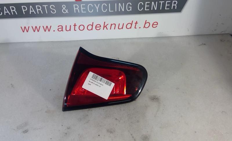 Lichtblok rechts achter koffer