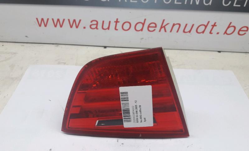 Lichtblok links achter koffer