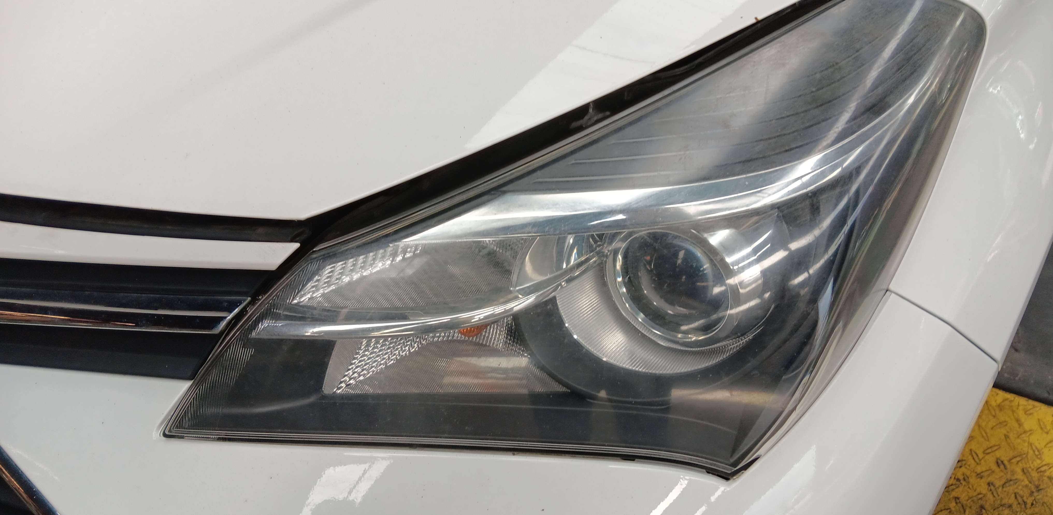 Volledige kop Toyota YARIS III 2011 - 20